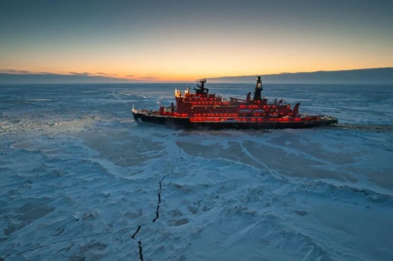 La ciencia y la ingeniería detrás de los Rompehielos: Conquistando los mares helados