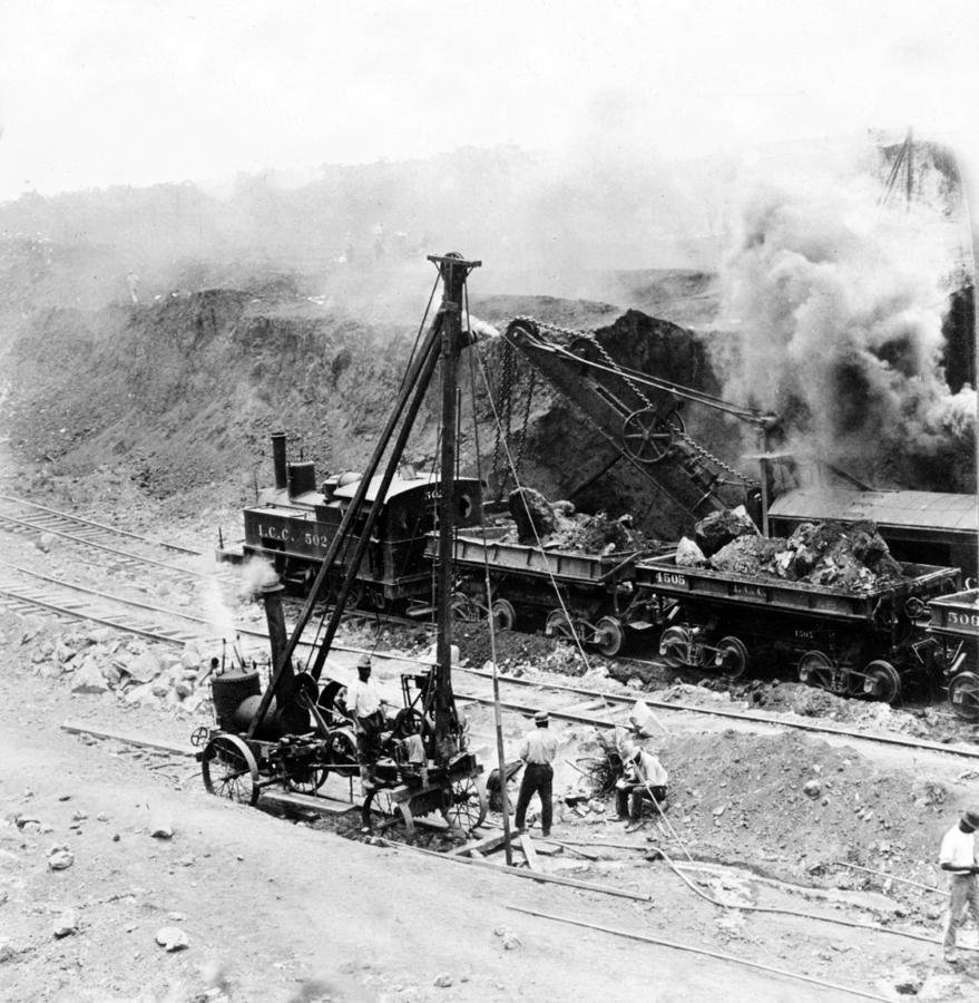 Retirada de tierras del Canal de Panamá durante su construcción en 1910.