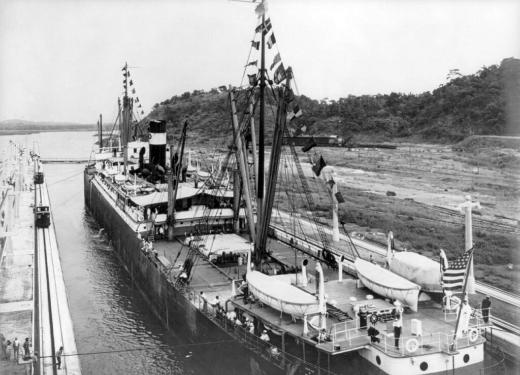 SS Ancon atravesando el Canal de Panamá.