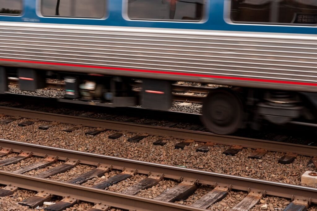 Movimiento de ruedas de tren sobre rieles.