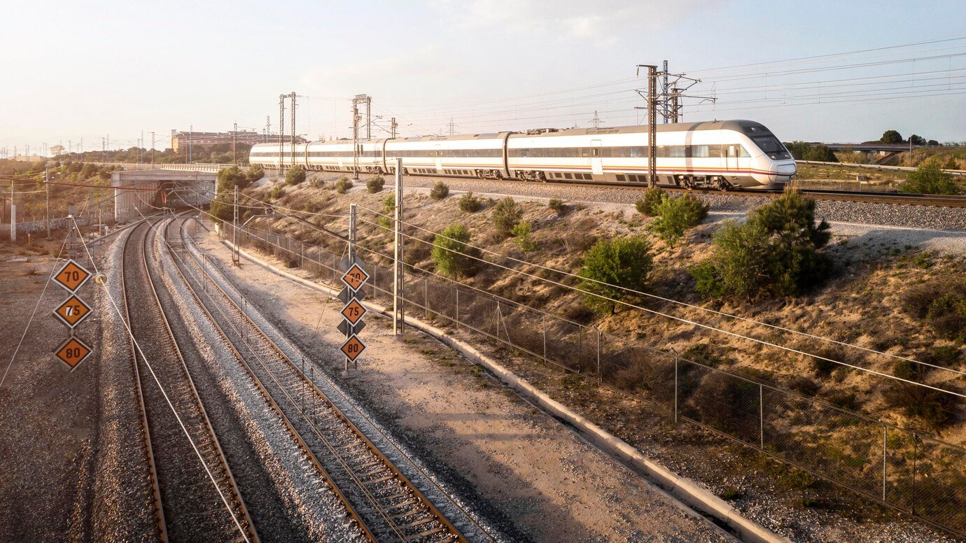 Tren operando sobre línea ferroviaria.