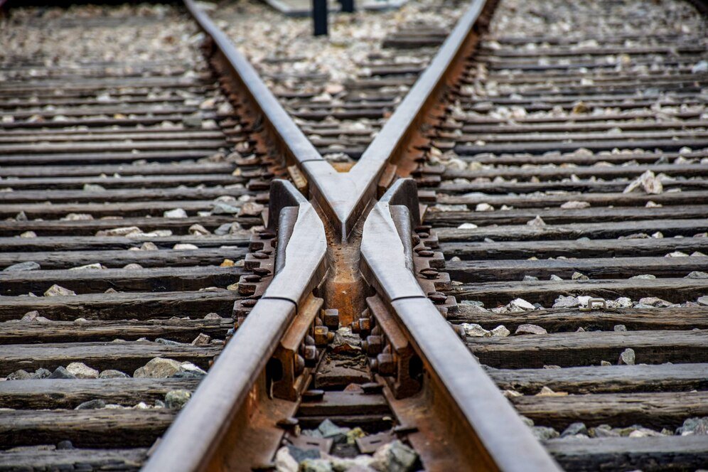 Cruce de rieles ferroviarios.