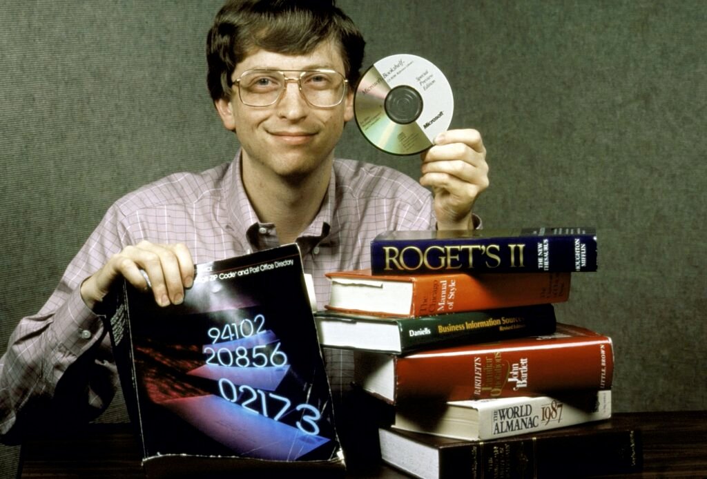 Bill Gates mostrando CD.